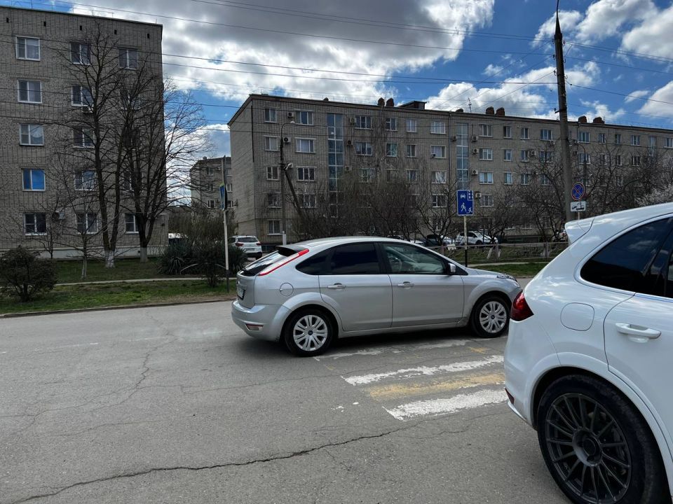 Штраф теперь можно схлопотать, даже не отъезжая от дома. Разобрался и рассказываю, за что сотрудники ГАИ могут «выписать» прямо во дворе Штраф теперь можно схлопотать, даже не отъезжая от дома. Разобрался и рассказываю, за что сотрудники ГАИ могут «выписать» прямо во дворе