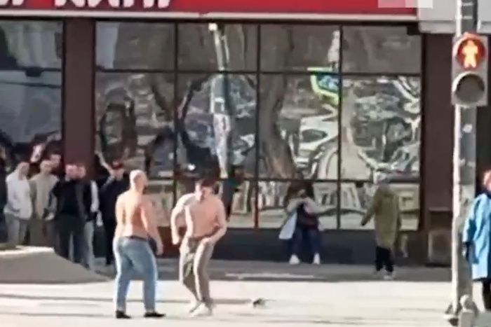 В Екатеринбурге полуголые мужчины устроили потасовку на улице