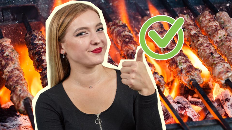 Грязь с шампуров и решеток слезет сама: просто протрите их этим овощем