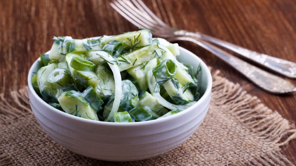 Летний салат с мятой и огурцами приготовите за 5 минут: со стола сметут еще быстрее