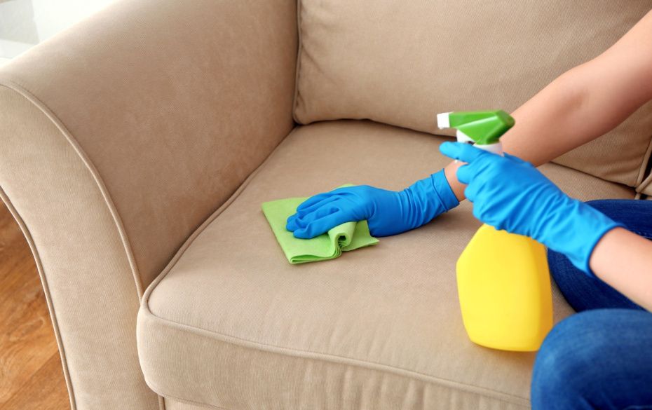 Как вернуть дивану свежесть: простые советы по чистке в домашних условиях
