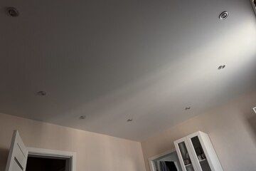 Как быстро и эффективно избавиться от пятен на натяжных потолках