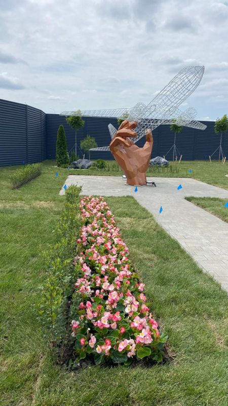 Иван Ульянченко: Продолжаем строительство сквера возле аэропорта им. А.В. Суворова. Здесь уже готовы пешеходные дорожки, обустроен автополив и проведено освещение, предусмотрено пространство для спокойного отдыха и детских...