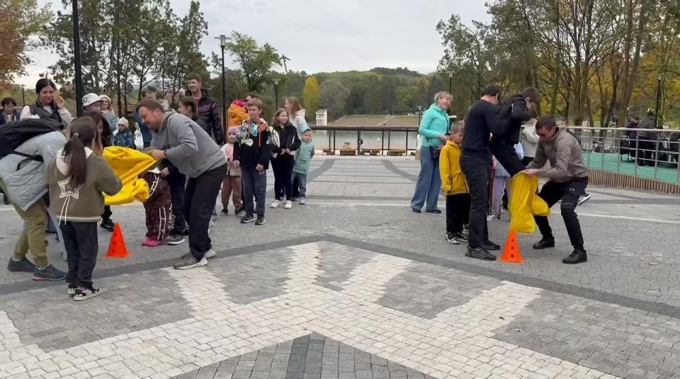 А у нас в самом разгаре спортивно-развлекательная программа «Папа-старты!»