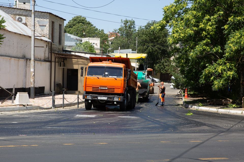 День работников дорожного хозяйства, который отмечается в России каждое третье воскресенье октября — это праздник строителей, инженеров, проектировщиков, ремонтного и обслуживающего персонала, а также работников предприятий...