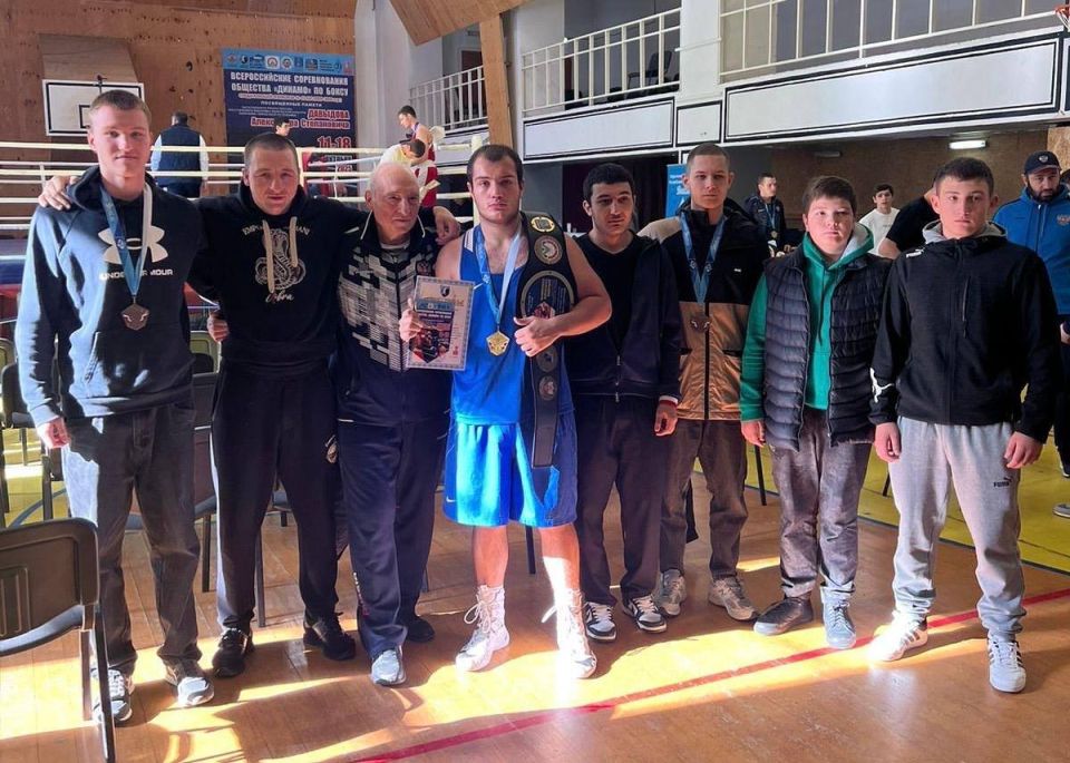 Бокс в Домбае. В поселке Домбай прошли Всероссийские соревнования общества «Динамо» среди юношей 16 лет и юниоров 17 лет по боксу, посвященные памяти заслуженного тренера России, заслуженного работника физической культуры...