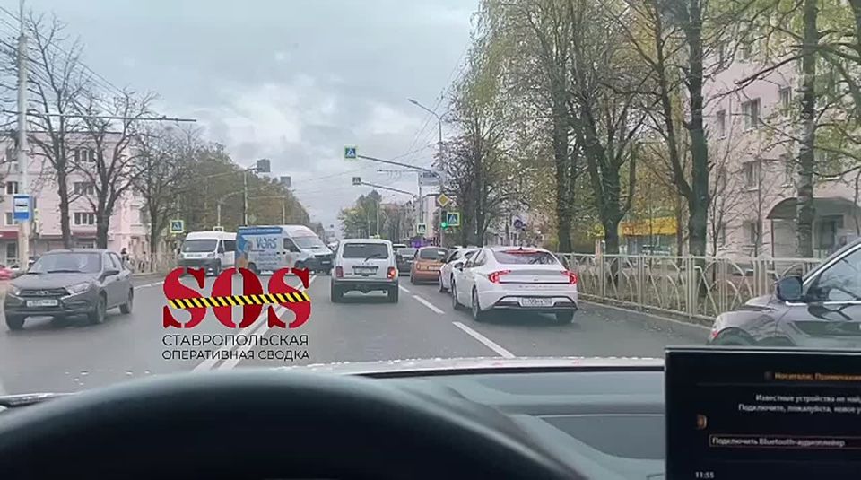 ДТП НА ЛЕНИНА. В Ставрополе на улице Ленина водитель грузового транспорта протаранил кроссовер, который двигался по встречке