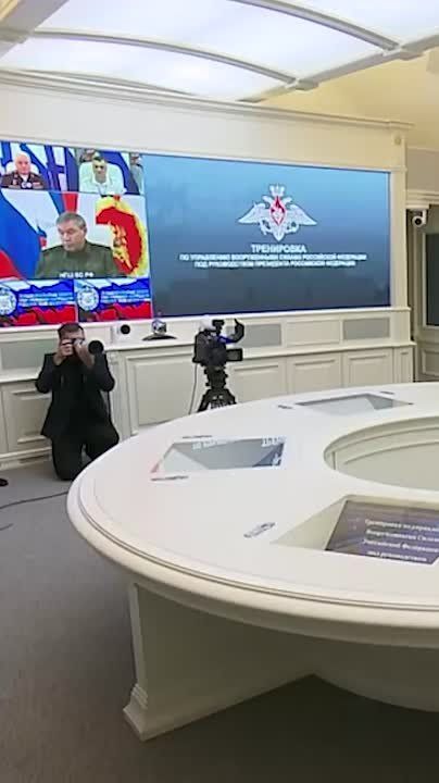 Главные новости за день:. Путин провел плановую тренировку стратегических ядерных сил Армия Россия освободила Ивановку в Днепропетровской области и Павловку в Запорожской области Минобороны планирует направлять резервистов...