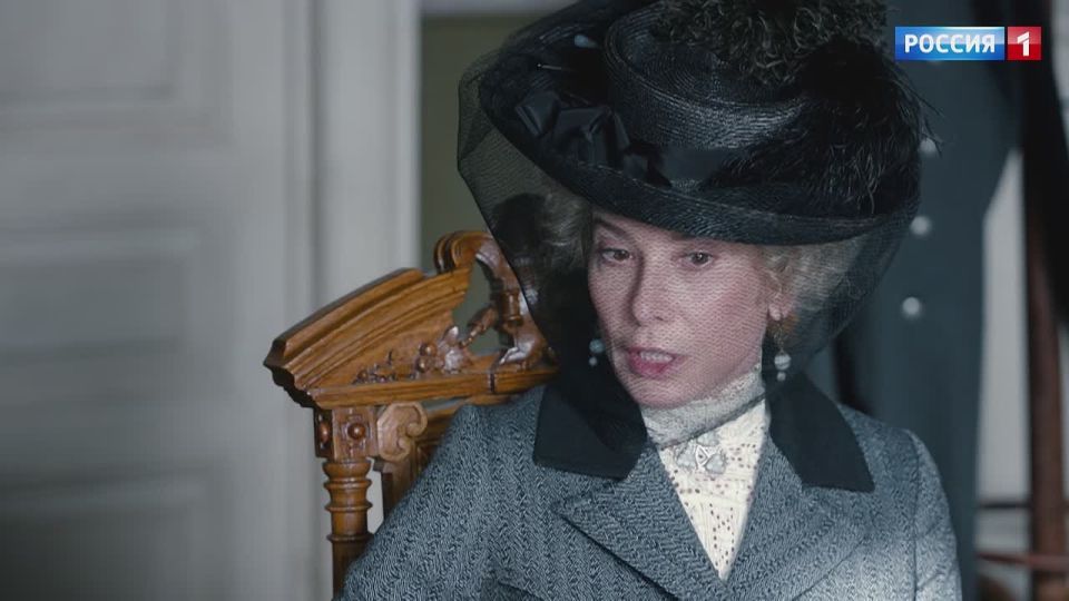 27 октября в 21:30 на телеканале "Россия" – долгожданная премьера 16-серийного киноромана мэтра российского и мирового кино Андрея Кончаловского "Хроники русской революции"