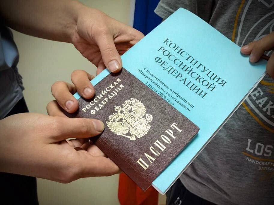 Сотрудники подразделений по вопросам миграции органов внутренних дел Ставропольского края на постоянной основе оказывают помощь гражданам в рамках Государственной программы по оказанию содействия добровольному переселению в...