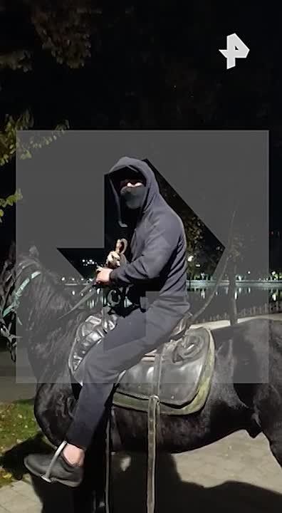 Кадры словесной перепалки одного из всадников и пожилой пары в Кисловодске поступили в распоряжение РЕН ТВ