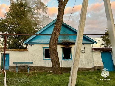#ПожарныеСутки26. А что он просто так стоит? Подожгу-ка я его… Вчера ранним утром в селе Благодатном на улице Островского загорелся дом