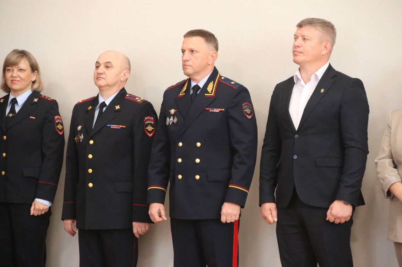 В Ставрополе учащиеся полицейского класса гимназии №3 имени Героя Советского Союза Л. Севрюкова дали торжественное обещание кадета В Ставрополе учащиеся полицейского класса гимназии №3 имени Героя Советского Союза Л. Севрюкова дали торжественное обещание кадета
