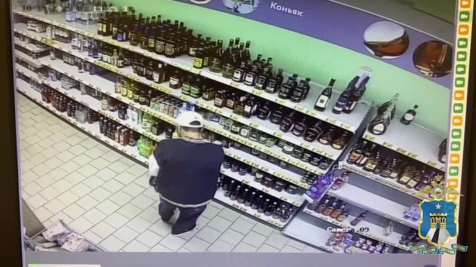 Молодой человек в медицинской маске отоварился в магазине и убежал не заплатив