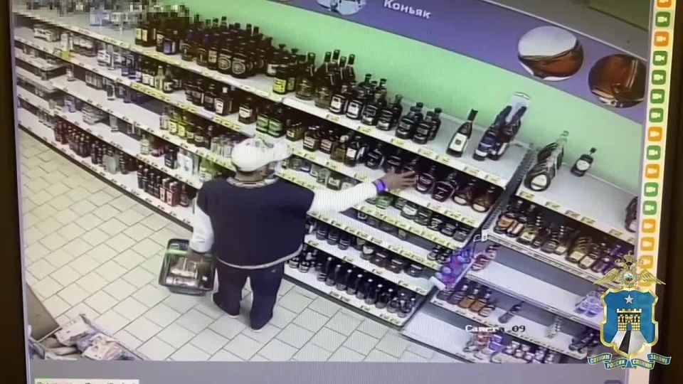 Парень в маске обокрал магазин в Кировском округе