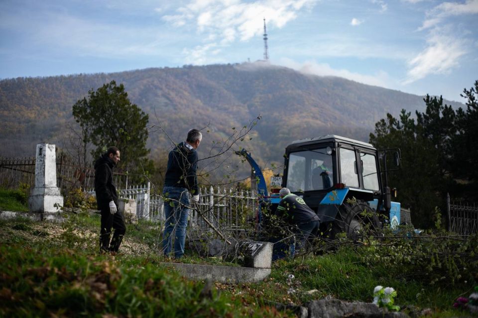 #МыЗаЧистыйПятигорск. Субботнее утро участники молодёжного экологического проекта «Пятигорский Некрополь» провели за важным делом — масштабной уборкой «музея под открытым небом»