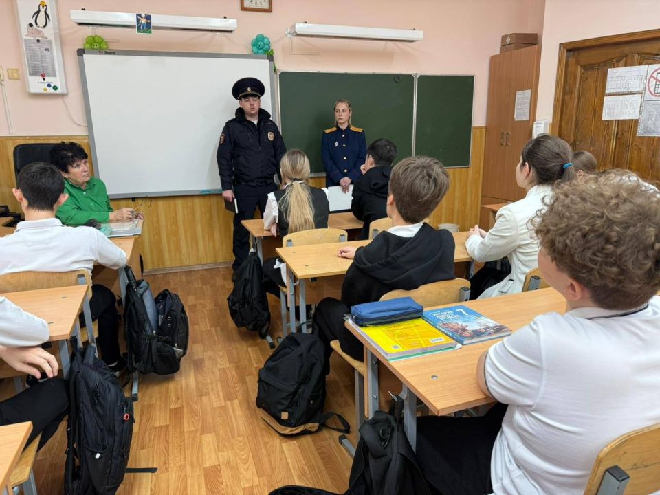 В Ставрополе сотрудники СК России и МВД провели профилактическую беседу для школьников