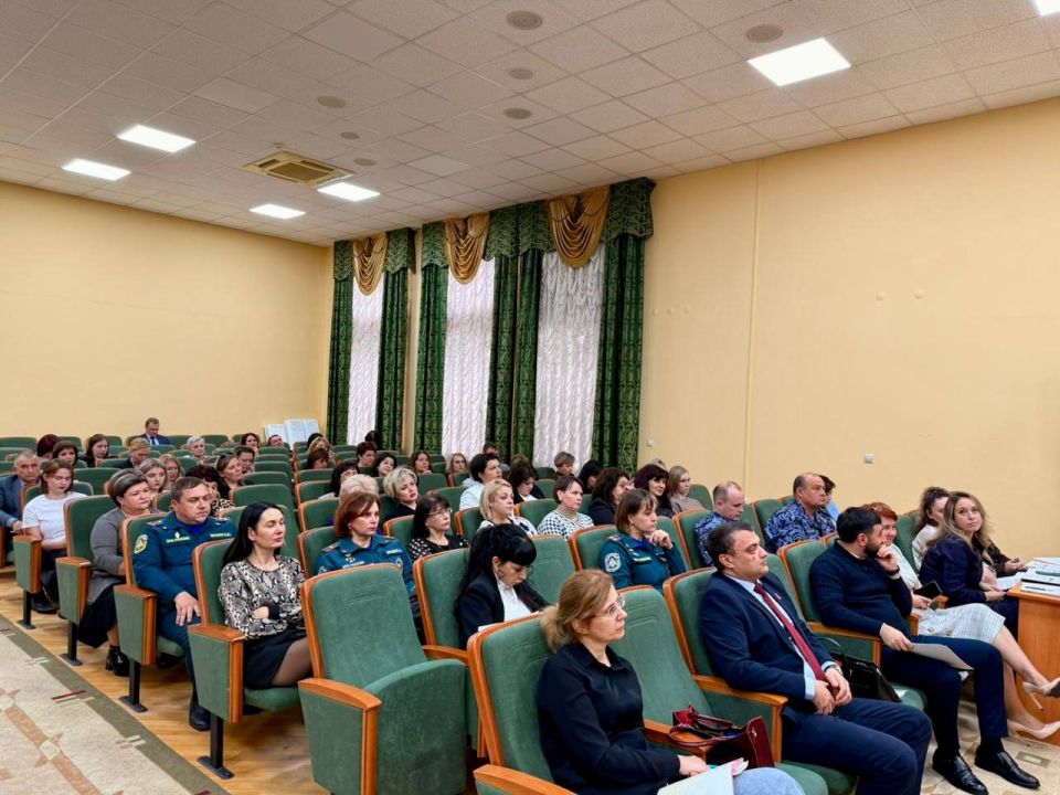 Сотрудники МЧС Ставрополья приняли участие в совещании по итогам оздоровительной кампании в крае