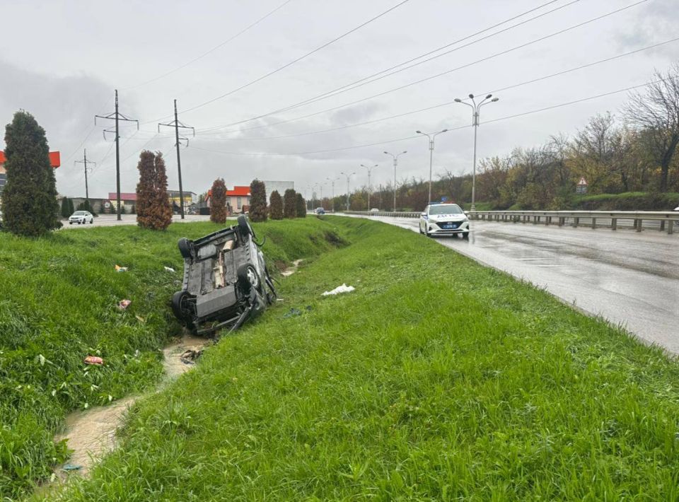В Пятигорске в результате съезда с дороги пострадал водитель