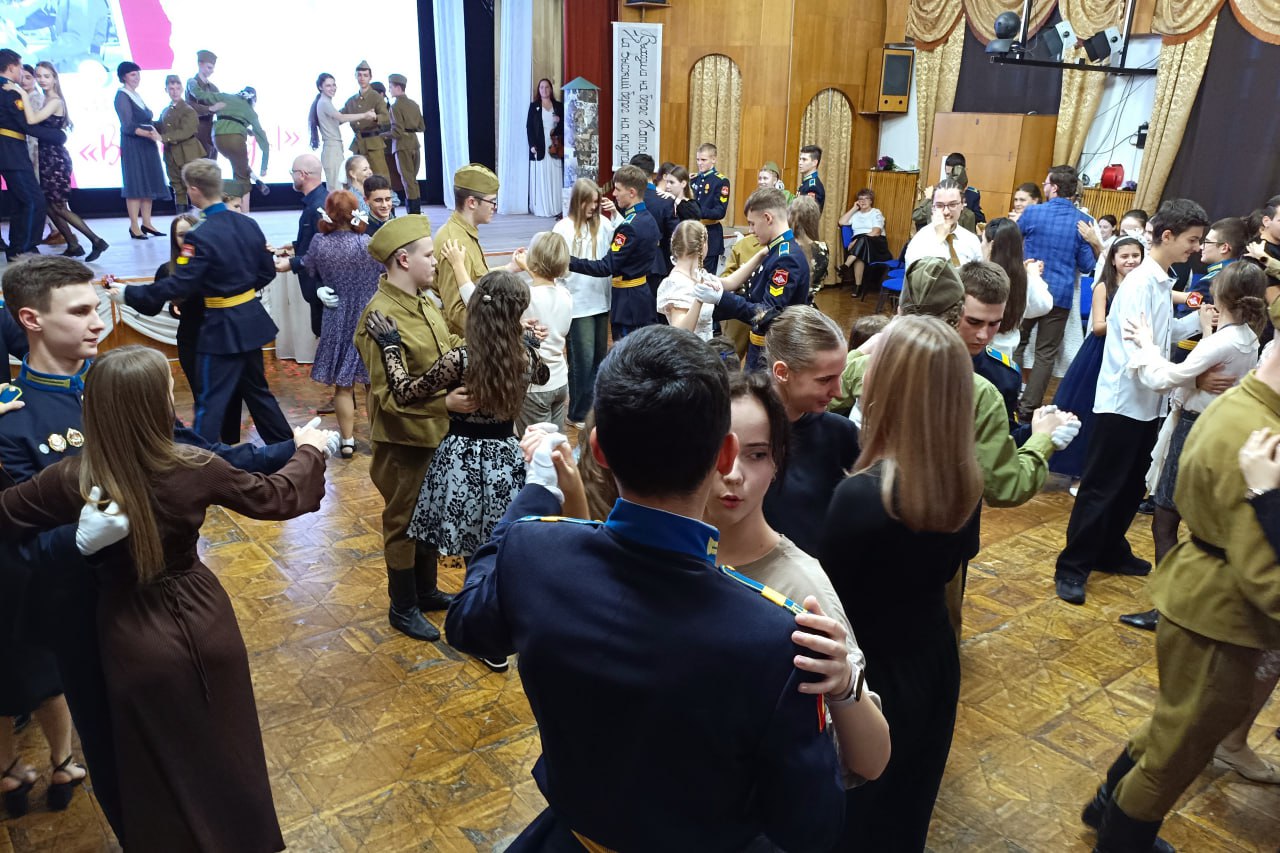 #депутатскаядеятельность. Геннадий Тищенко вручил активистам своего округа билеты на выступление оркестра имени Д.А. Осиновского #депутатскаядеятельность. Геннадий Тищенко вручил активистам своего округа билеты на выступление оркестра имени Д.А. Осиновского