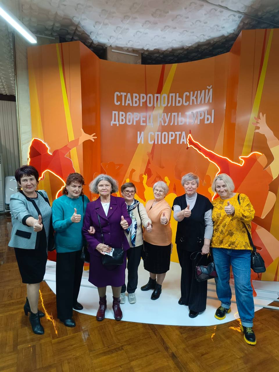 #депутатскаядеятельность. Геннадий Тищенко вручил активистам своего округа билеты на выступление оркестра имени Д.А. Осиновского