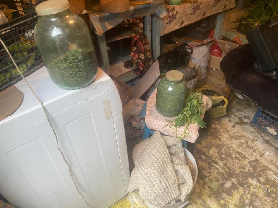 В Советском округе полицейские изъяли у местного жителя более двух килограммов марихуаны и конопли