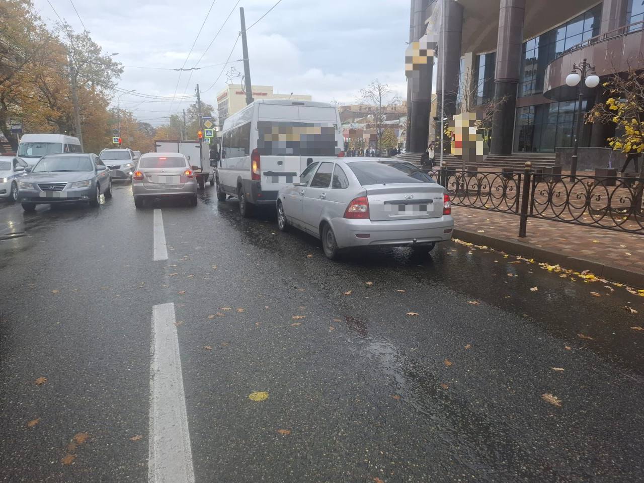 Легковушка врезалась в маршрутку в Ставрополе: пострадала пассажирка