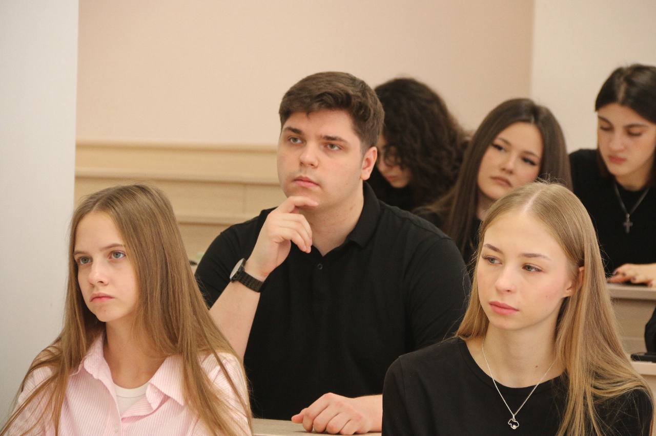 На Ставрополье сотрудники полиции и общественники провели профориентационную встречу со студентами-юристами На Ставрополье сотрудники полиции и общественники провели профориентационную встречу со студентами-юристами