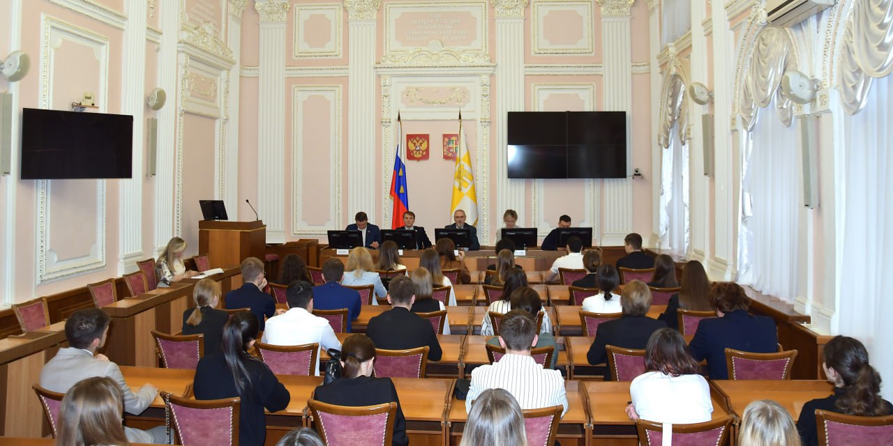 В городской Думе побеседовали с будущими специалистами в области права