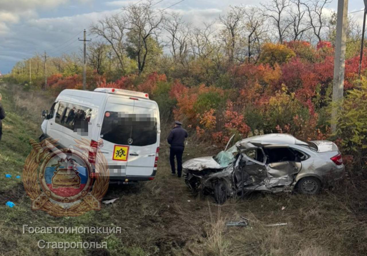 В Минераловодском округе водитель легковушки врезался в микроавтобус с детьми В Минераловодском округе водитель легковушки врезался в микроавтобус с детьми