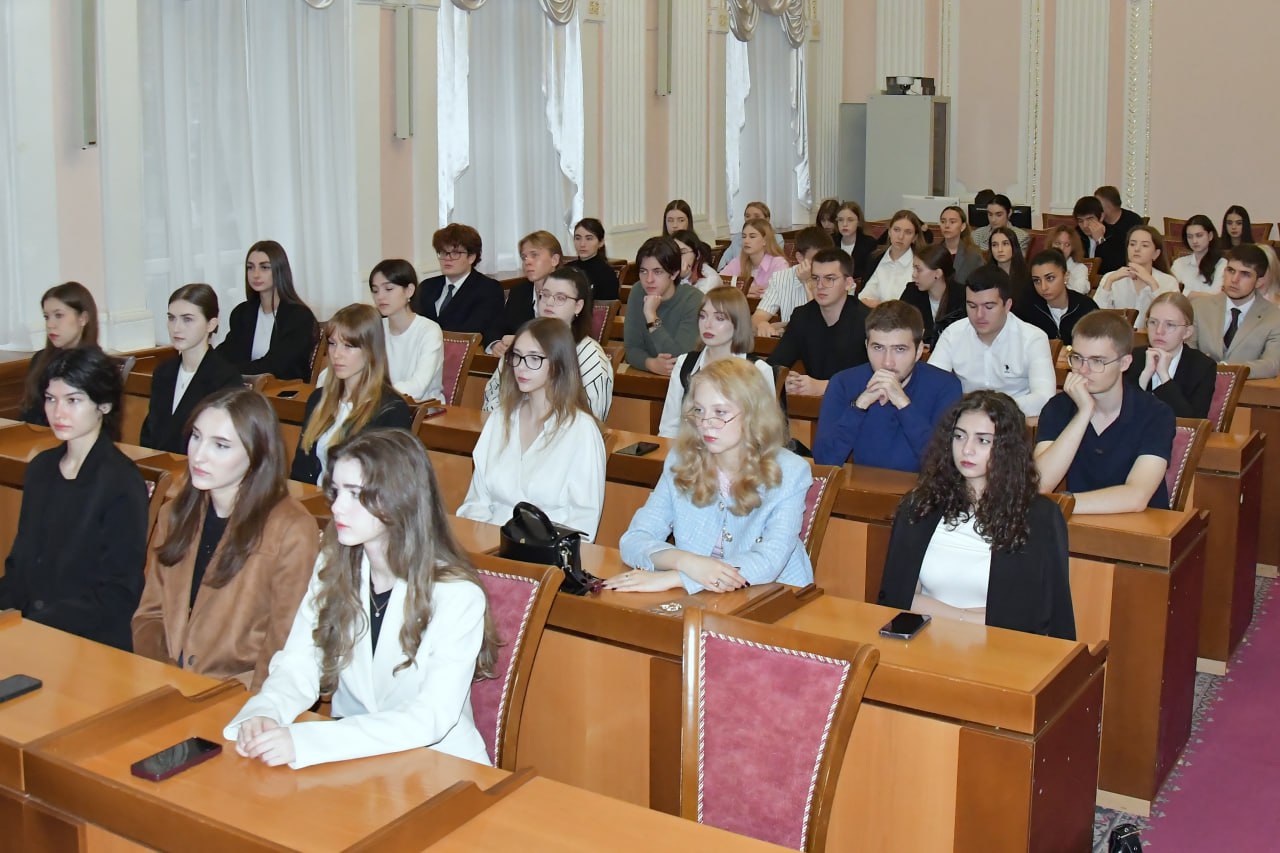 В городской Думе побеседовали с будущими специалистами в области права В городской Думе побеседовали с будущими специалистами в области права