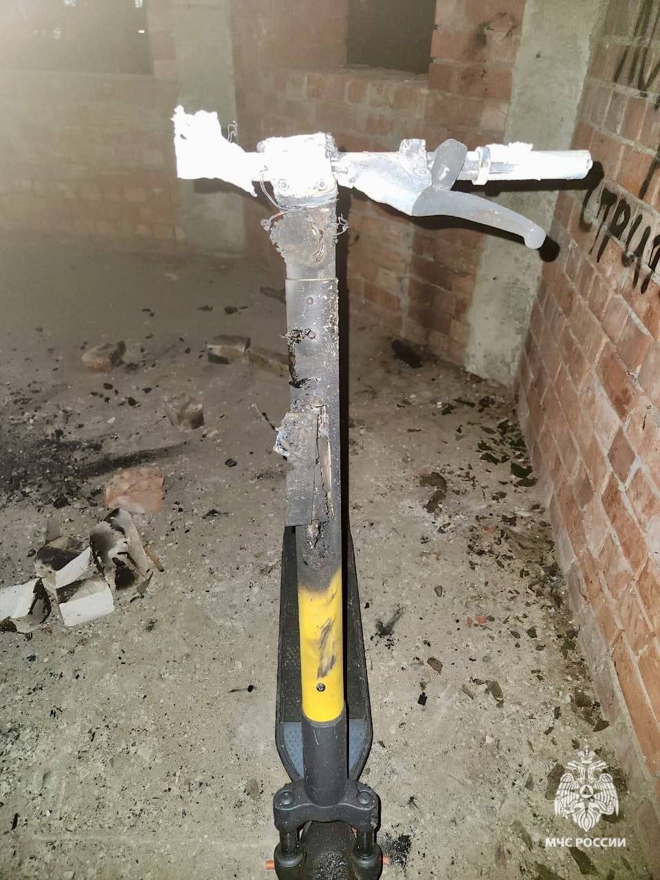 Неизвестный поджог самокат в ставропольской заброшке