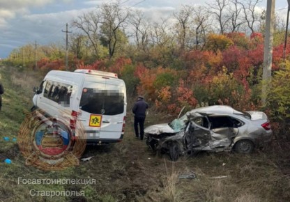 Микроавтобус с 18 детьми столкнулся с автомобилем на Ставрополе