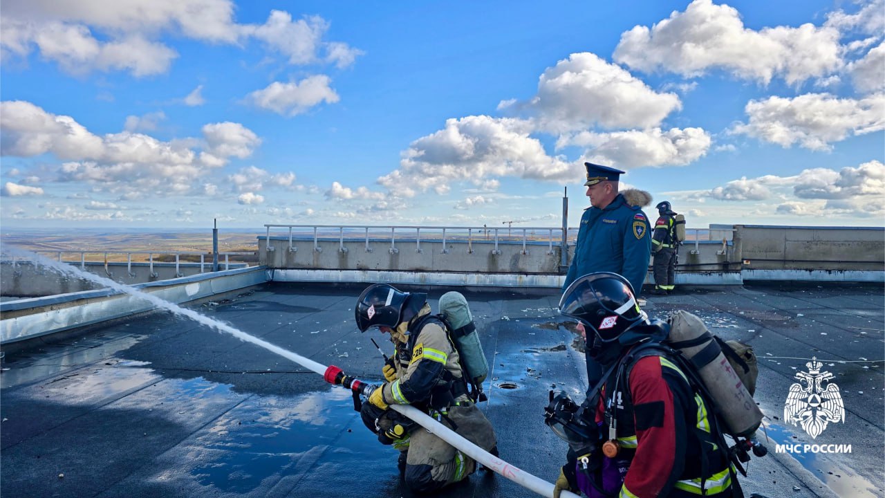 Огнеборцы МЧС Ставрополья потушили условный пожар в высотном жилом доме Огнеборцы МЧС Ставрополья потушили условный пожар в высотном жилом доме