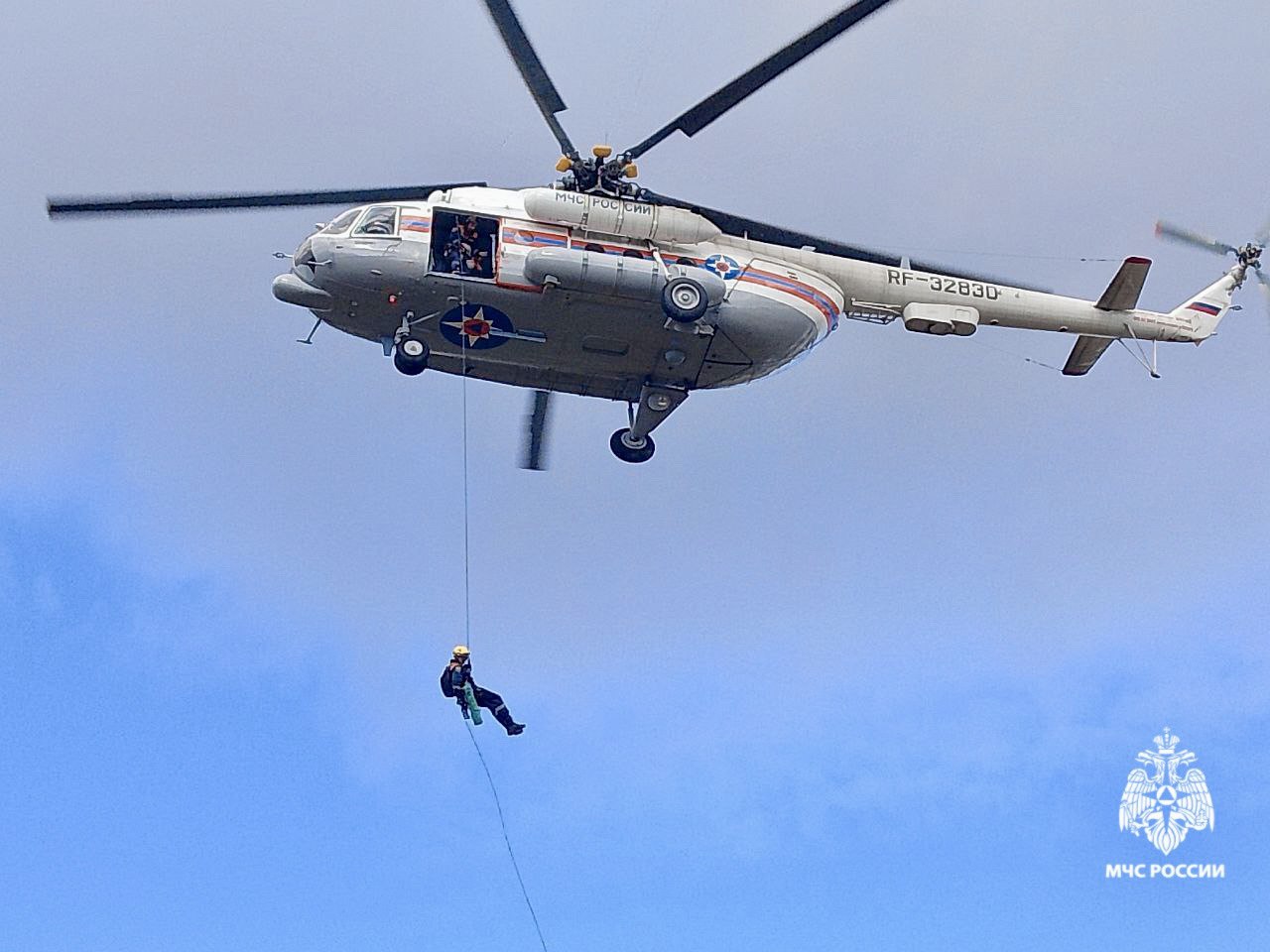Огнеборцы МЧС Ставрополья потушили условный пожар в высотном жилом доме Огнеборцы МЧС Ставрополья потушили условный пожар в высотном жилом доме
