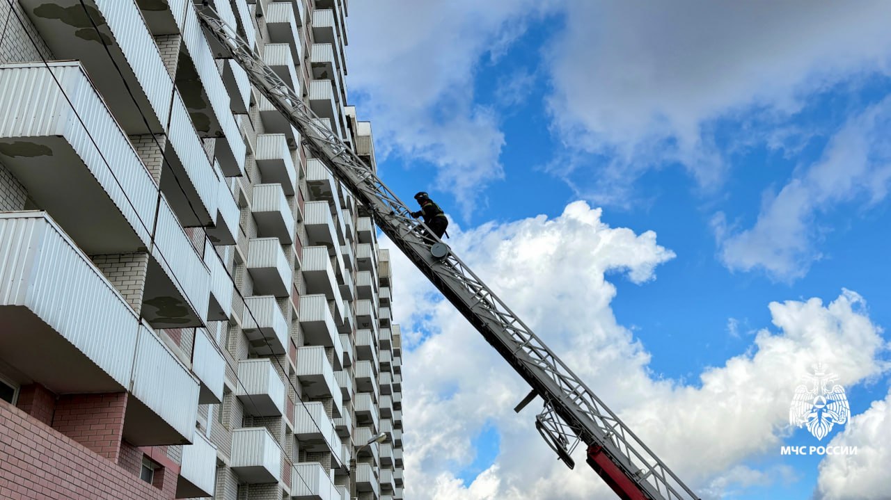 Огнеборцы МЧС Ставрополья потушили условный пожар в высотном жилом доме Огнеборцы МЧС Ставрополья потушили условный пожар в высотном жилом доме