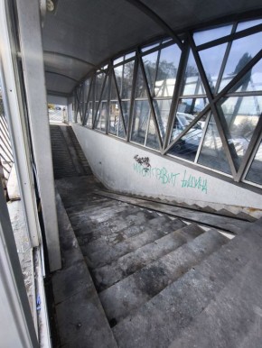 Группа пьяных вандалов разбила стёкла и сломала ограждение у сцены на Театральной площади в Ессентуках