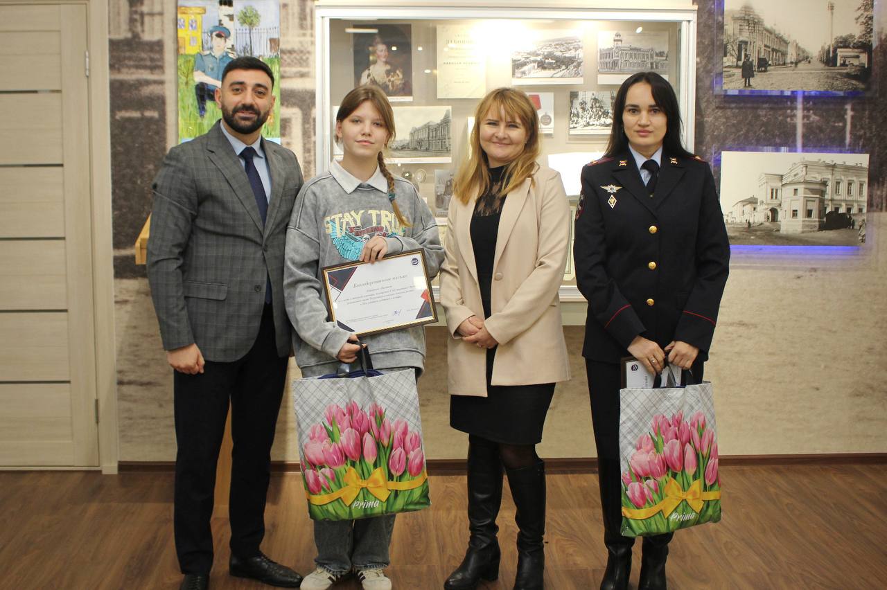 На Ставрополье в краевом Главке наградили победителей конкурса «Мои родители работают в полиции» На Ставрополье в краевом Главке наградили победителей конкурса «Мои родители работают в полиции»
