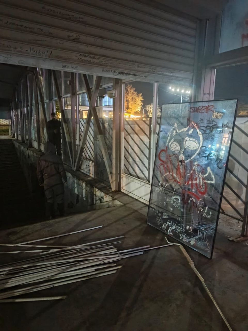 Группа пьяных вандалов разбила стёкла и сломала ограждение у сцены на Театральной площади в Ессентуках Группа пьяных вандалов разбила стёкла и сломала ограждение у сцены на Театральной площади в Ессентуках