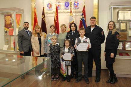 На Ставрополье в краевом Главке наградили победителей конкурса «Мои родители работают в полиции»