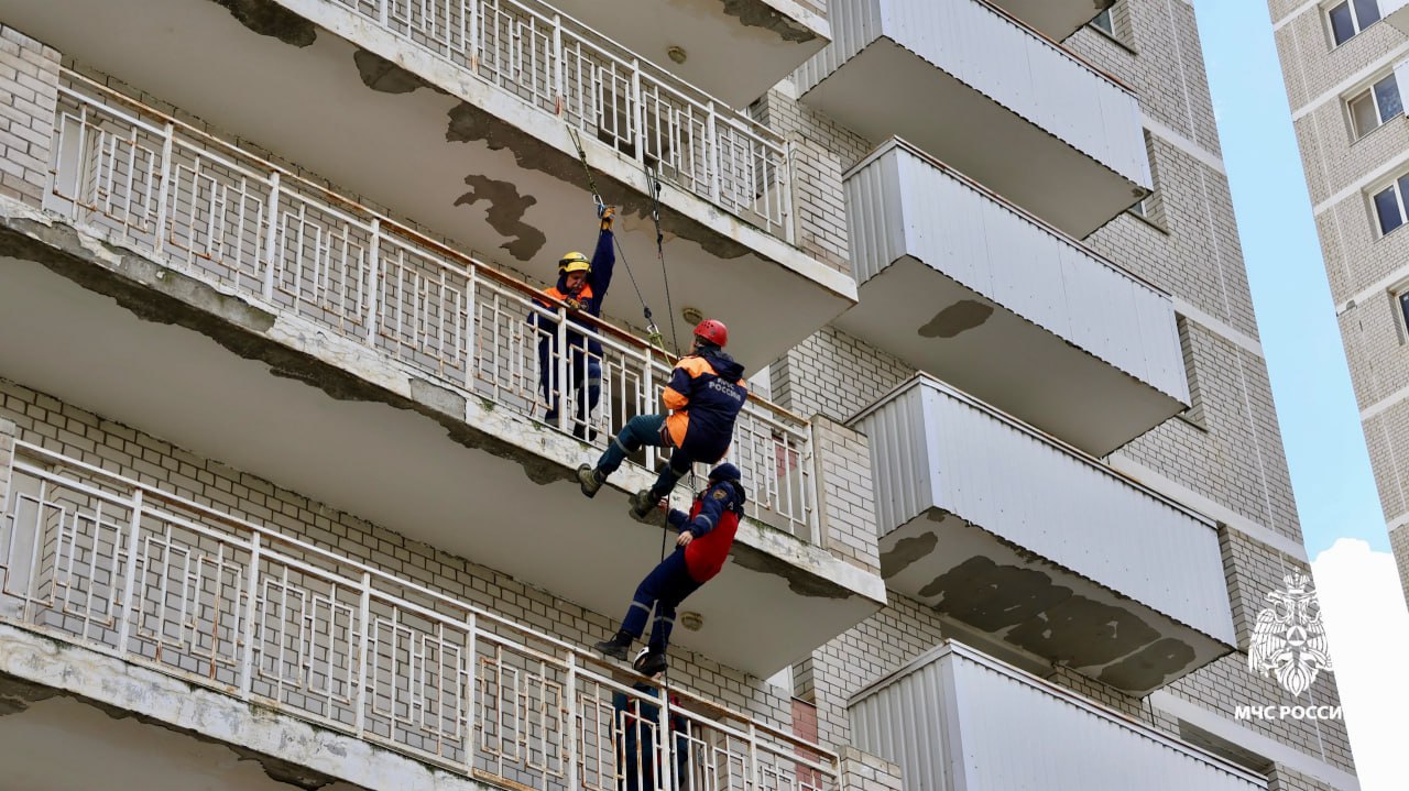 Огнеборцы МЧС Ставрополья потушили условный пожар в высотном жилом доме Огнеборцы МЧС Ставрополья потушили условный пожар в высотном жилом доме