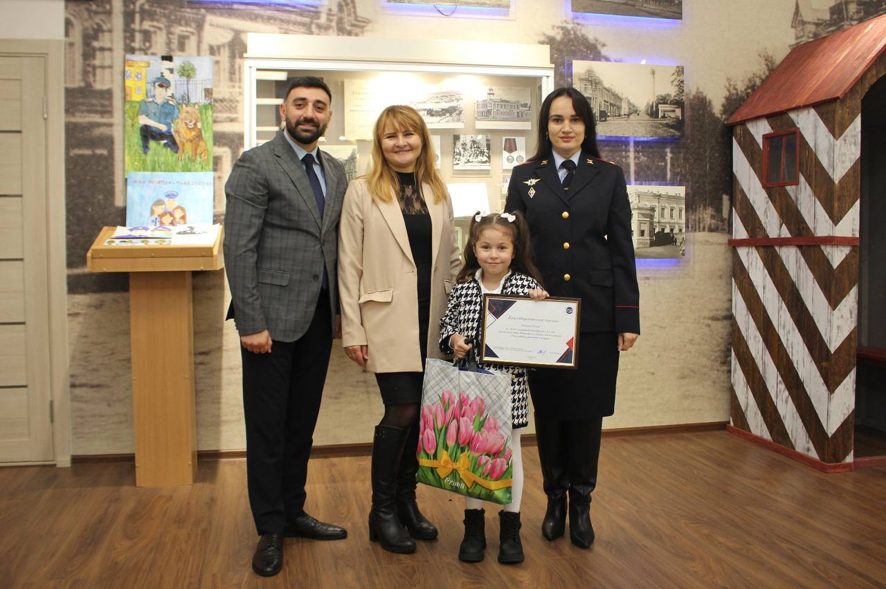 На Ставрополье в краевом Главке наградили победителей конкурса «Мои родители работают в полиции» На Ставрополье в краевом Главке наградили победителей конкурса «Мои родители работают в полиции»