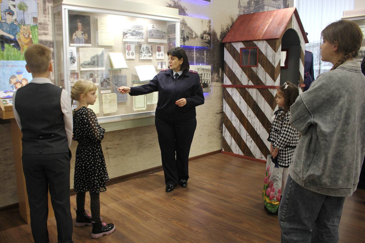 На Ставрополье в краевом Главке наградили победителей конкурса «Мои родители работают в полиции» На Ставрополье в краевом Главке наградили победителей конкурса «Мои родители работают в полиции»