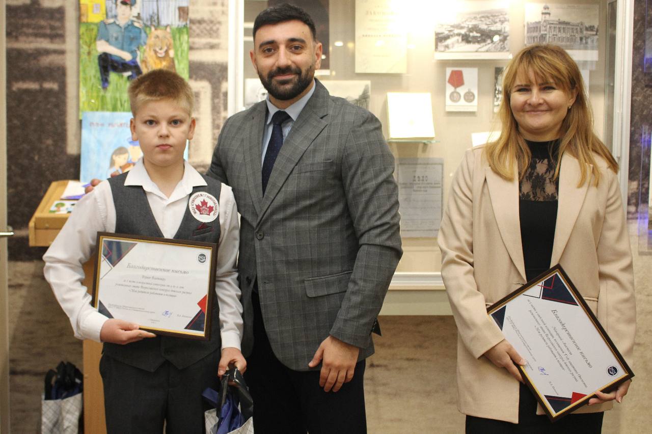 На Ставрополье в краевом Главке наградили победителей конкурса «Мои родители работают в полиции» На Ставрополье в краевом Главке наградили победителей конкурса «Мои родители работают в полиции»