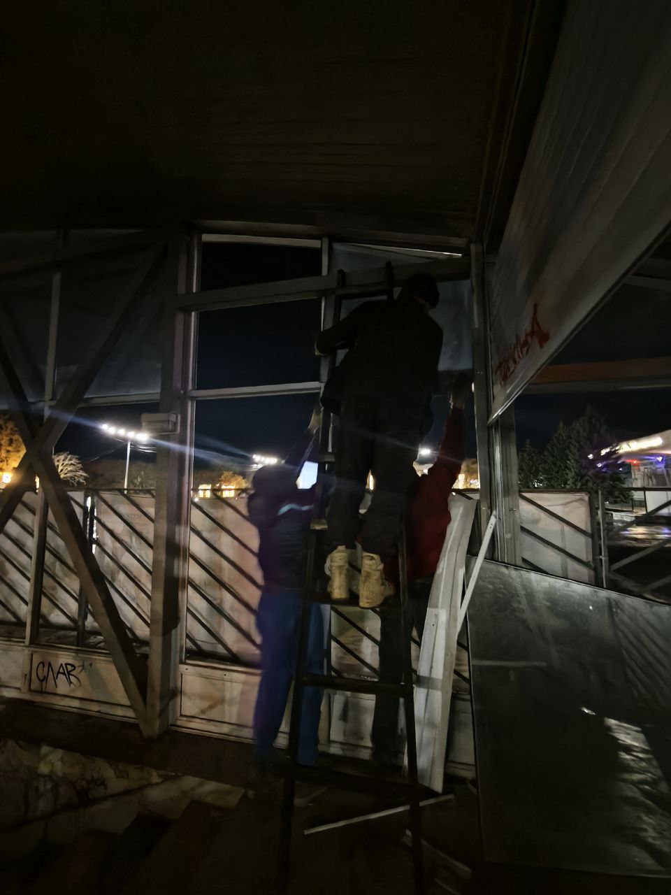 Пьяная компания разбила стекла у старой сцены в Ессентуках