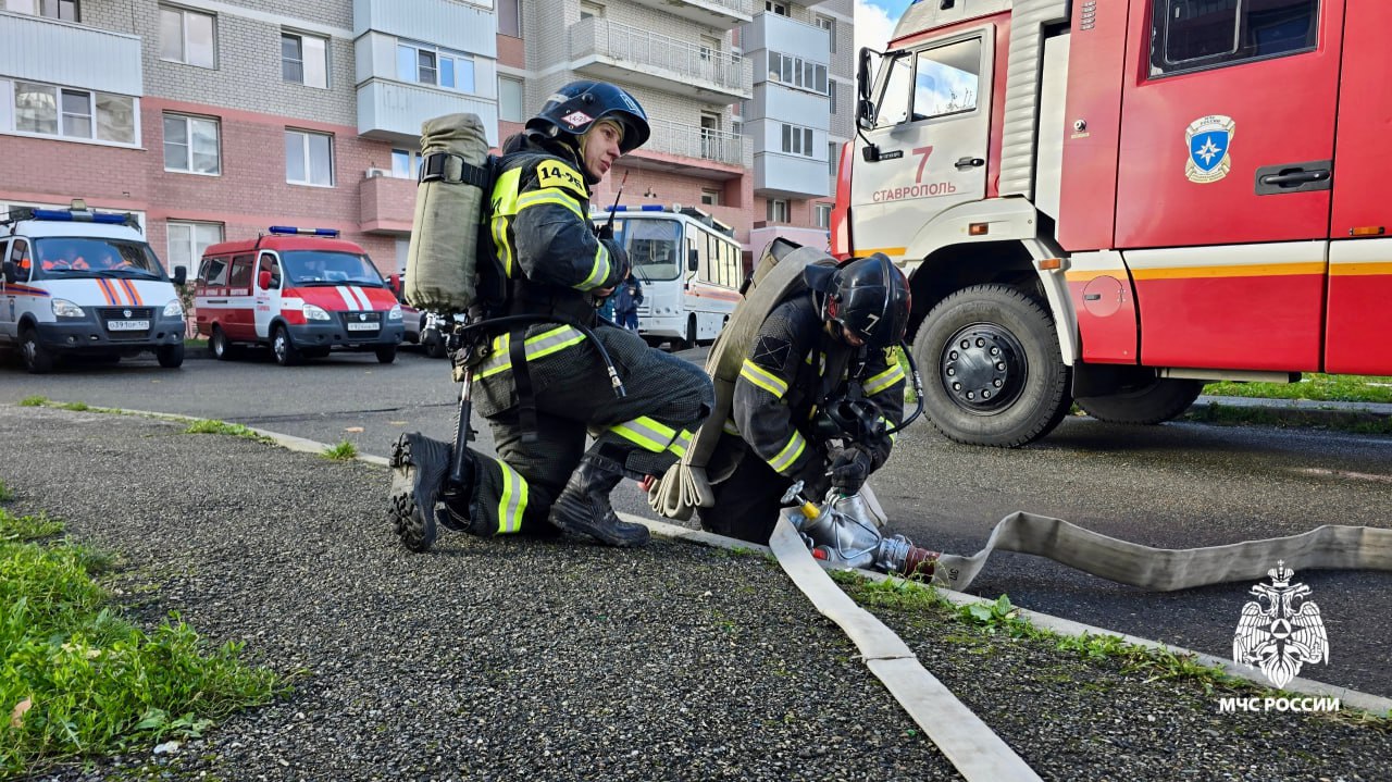 Огнеборцы МЧС Ставрополья потушили условный пожар в высотном жилом доме Огнеборцы МЧС Ставрополья потушили условный пожар в высотном жилом доме