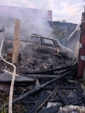 Автомобиль и гараж сгорели полностью — пожар в станице Каменнобродской рисковал перекинуться и на дом