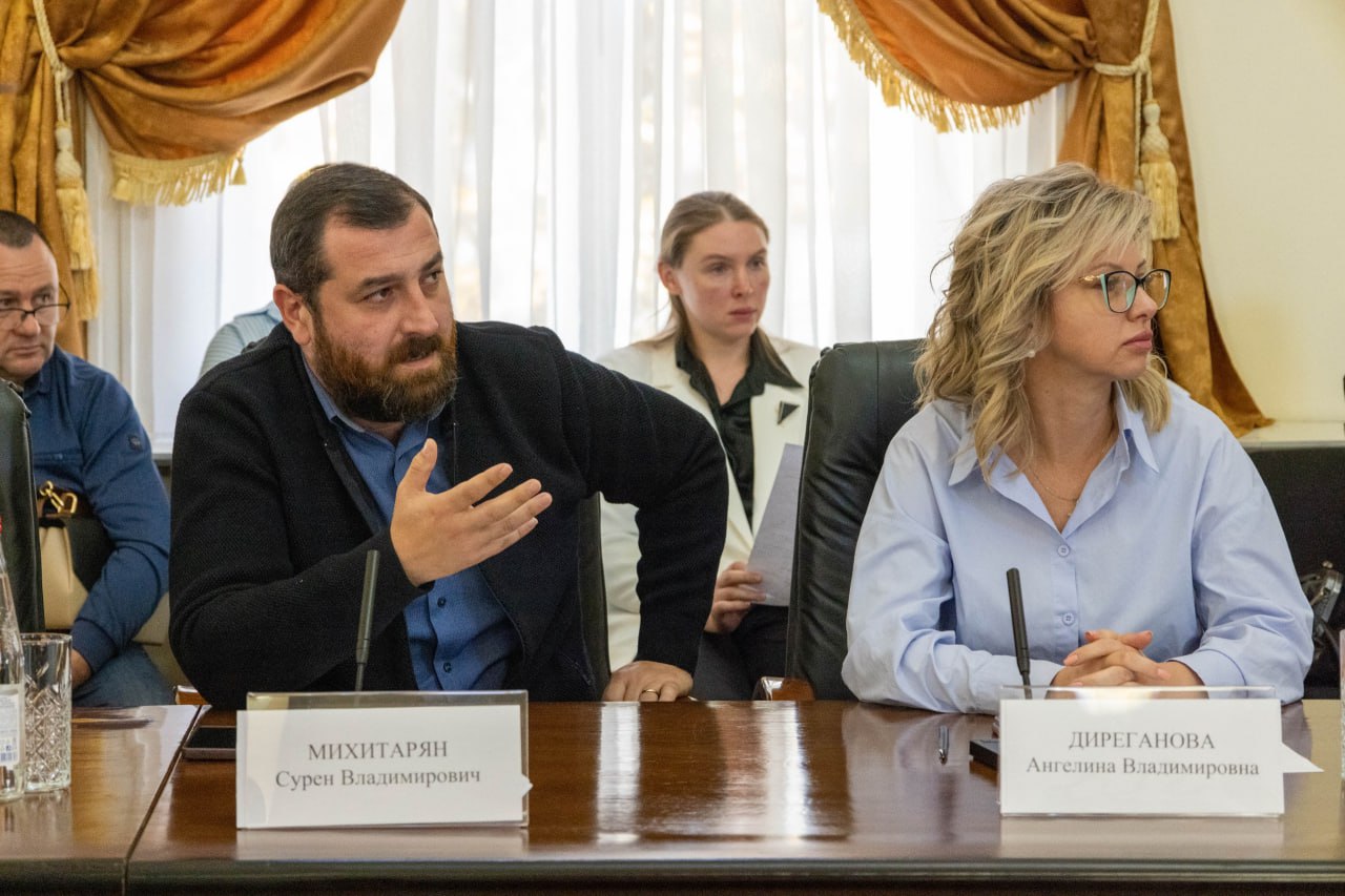 Движение вперёд. В администрации города-курорта Ессентуки состоялось рабочее совещание с заместителями глав муниципальных образований Ставропольского края, курирующих социальную политику, и руководителями органов управления... Движение вперёд. В администрации города-курорта Ессентуки состоялось рабочее совещание с заместителями глав муниципальных образований Ставропольского края, курирующих социальную политику, и руководителями органов управления...