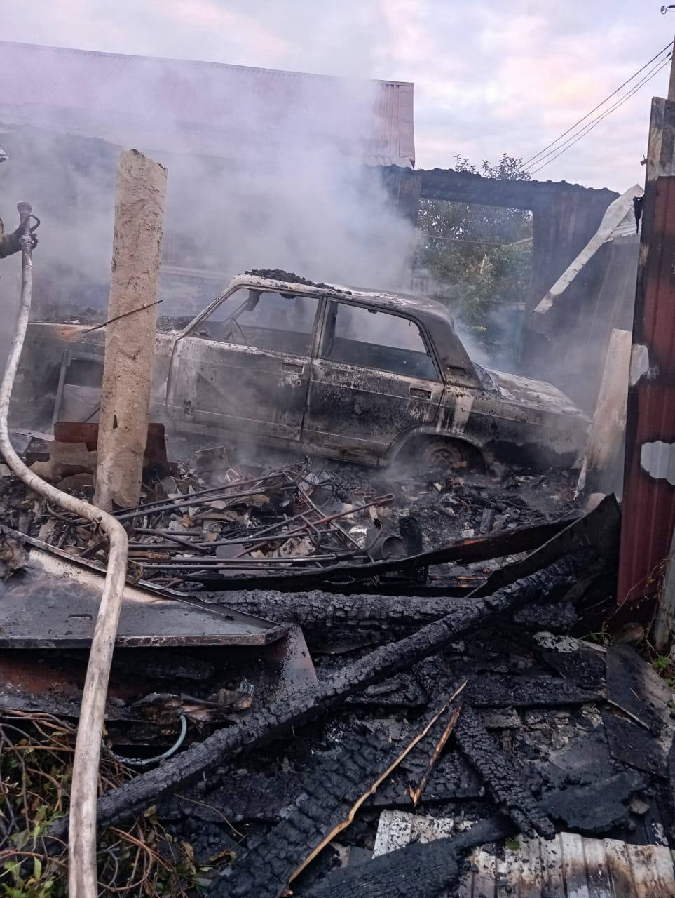 Пожарные спасли жилой дом, который едва не загорелся от гаража с машиной на Ставрополье