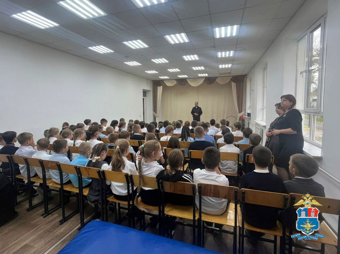 Старший инспектор группы по делам несовершеннолетних Ставропольского линейного отдела МВД России на транспорте майор полиции Артур Аванесян провел серию профилактических бесед с учениками школ Ипатовского района... Старший инспектор группы по делам несовершеннолетних Ставропольского линейного отдела МВД России на транспорте майор полиции Артур Аванесян провел серию профилактических бесед с учениками школ Ипатовского района...